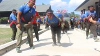 Sejumlah prajurit TNI saat mengikuti lomba di Markas Kodim 1608/Bima di Jalan Sukarno Hatta Kelurahan Mpunda Kecamatan Mpunda Kota Bima, Kamis (08/08/2024). Lomba untuk menguatkan silaturahmi dan kekompakan antarkeluarga besar prajurit TNI lingkup Kodim Bima.