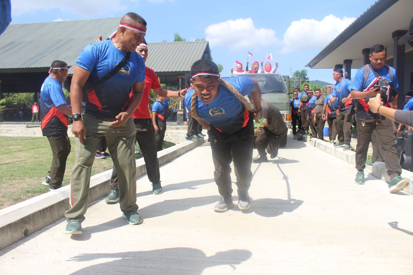 Sejumlah prajurit TNI saat mengikuti lomba di Markas Kodim 1608/Bima di Jalan Sukarno Hatta Kelurahan Mpunda Kecamatan Mpunda Kota Bima, Kamis (08/08/2024). Lomba untuk menguatkan silaturahmi dan kekompakan antarkeluarga besar prajurit TNI lingkup Kodim Bima.