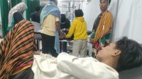 Kondisi sejumlah korban keracunan massal saat dirawat di PKM Kempo Kabupaten Dompu, Rabu (7/8/2024) malam.