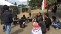 Aktivis Mahasiswa dan Pemuda Desa Kala Kecamatan Donggo Kabupaen Bima saat menggelar aksi unjuk rasa di depan kantor Desa Kala, Senin, 29 Juli 2024 lalu.