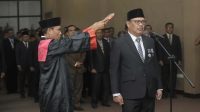 Adel Linggi Ardi saat dilantik sebagai Sekretaris Daerah (Sekda) Kabupaten Bima. Prosesi pelantikan berlangsung di ruangan rapat kantor Pemerintah Kabupaten Bima, Senin (5/8/2024).