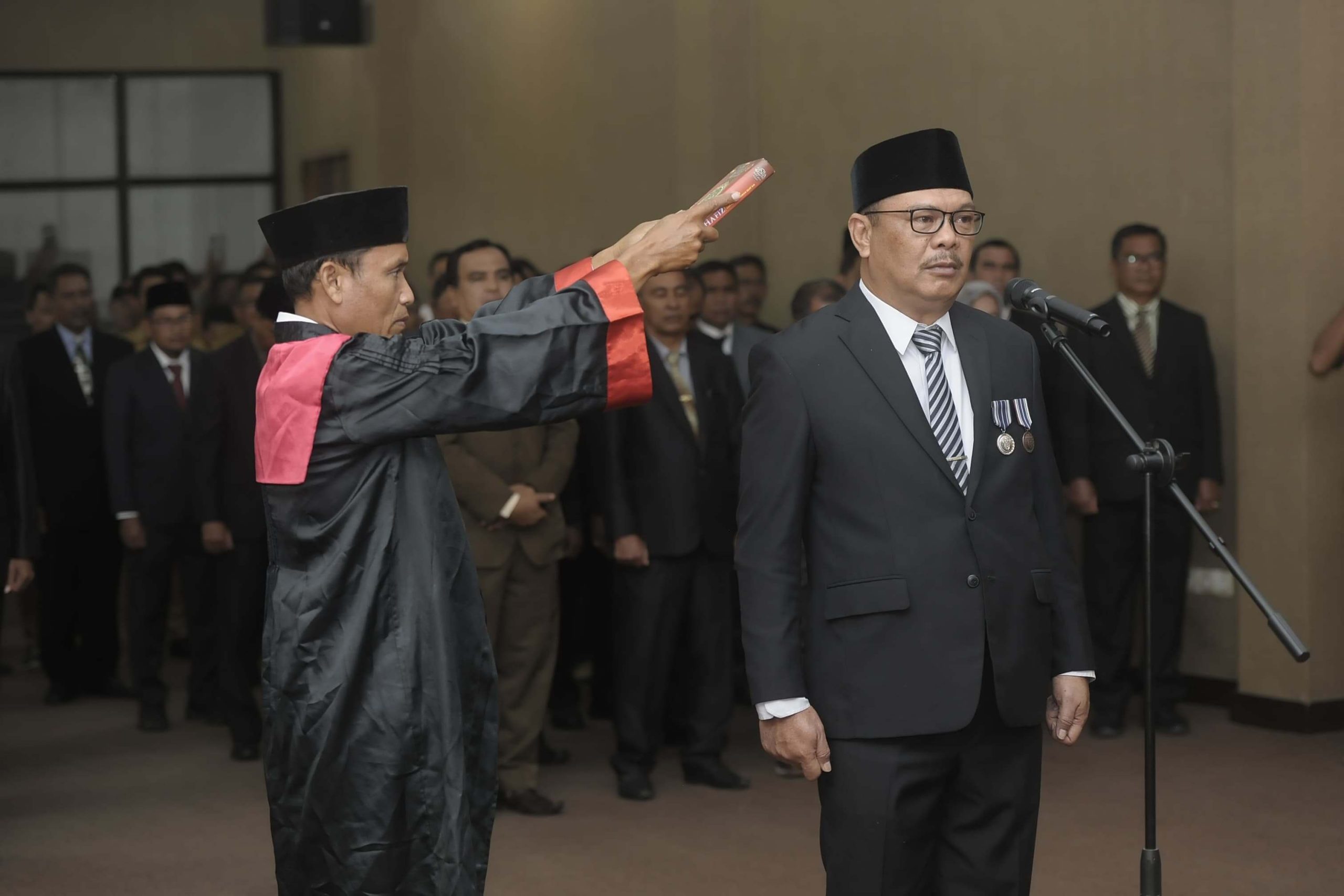 Adel Linggi Ardi saat dilantik sebagai Sekretaris Daerah (Sekda) Kabupaten Bima. Prosesi pelantikan berlangsung di ruangan rapat kantor Pemerintah Kabupaten Bima, Senin (5/8/2024).