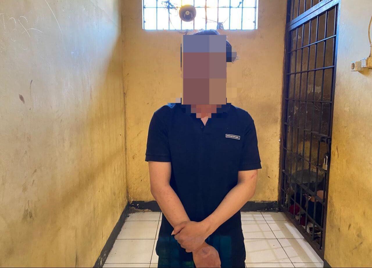 Terduga pelaku setelah diamankan aparat kepolisian.