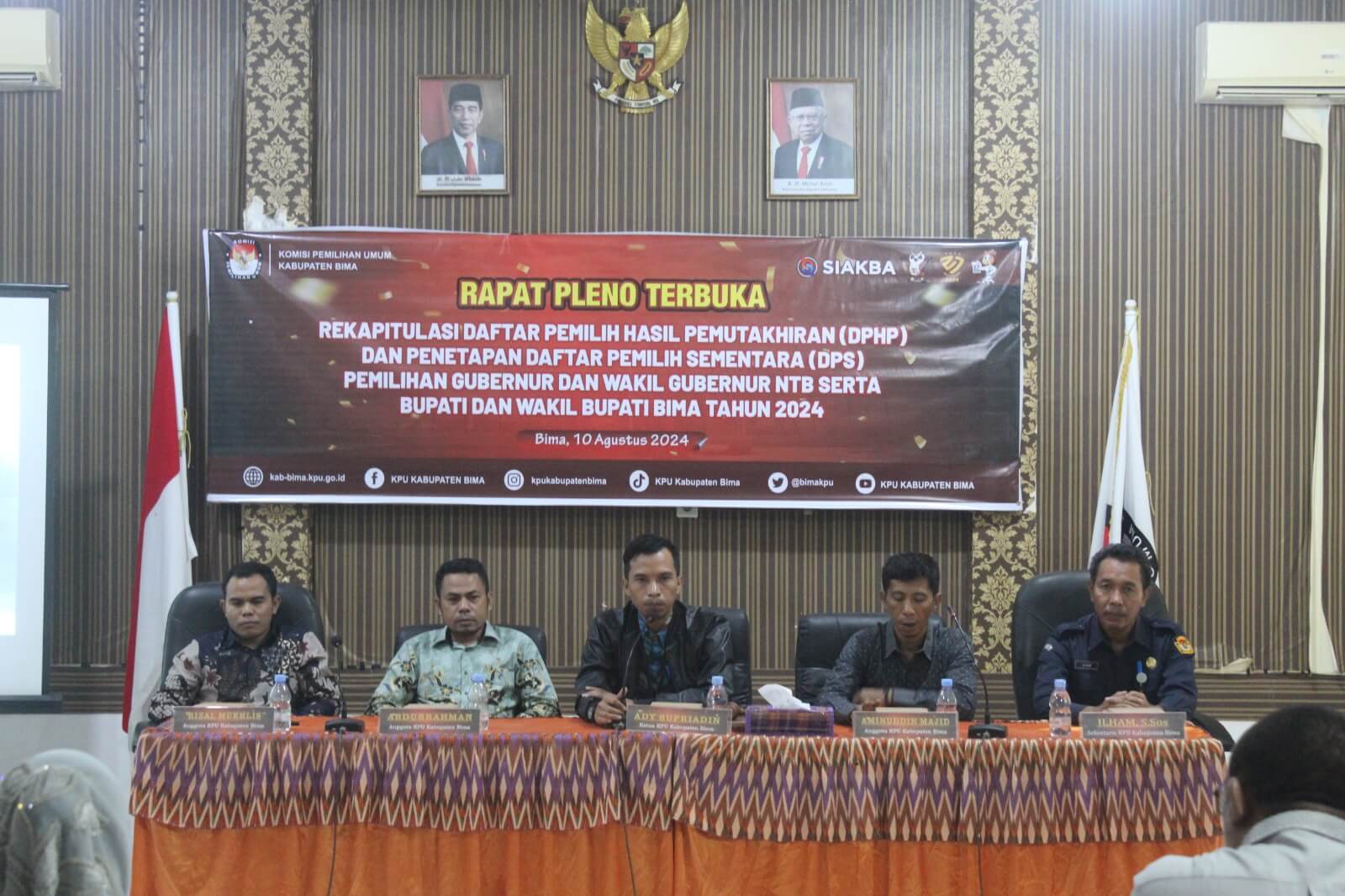 Suasana rapat pleno terbuka rekapitulasi Daftar Pemilih Hasil Pemutakhiran (DPHP) dan Penetapan Daftar Pemilih Sementara (DPS) Pemilihan Gubernur dan Wakil Gubernur NTB Serta Bupati dan Wakil Bupati Bima tahun di kantor KPU Kabupaten Bima, Sabtu (110/8/2024).