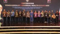 Wabup Bima, Dahlan M Noer dan Direktur Utama BPJS Kesehatan, Ghufron Mukti bersama sejumlah kepala daerah foto bersama usai menerima UHC Awards dari Wapres Ma’ruf Amin di Jakarta, Kamis (8/8/2024).
