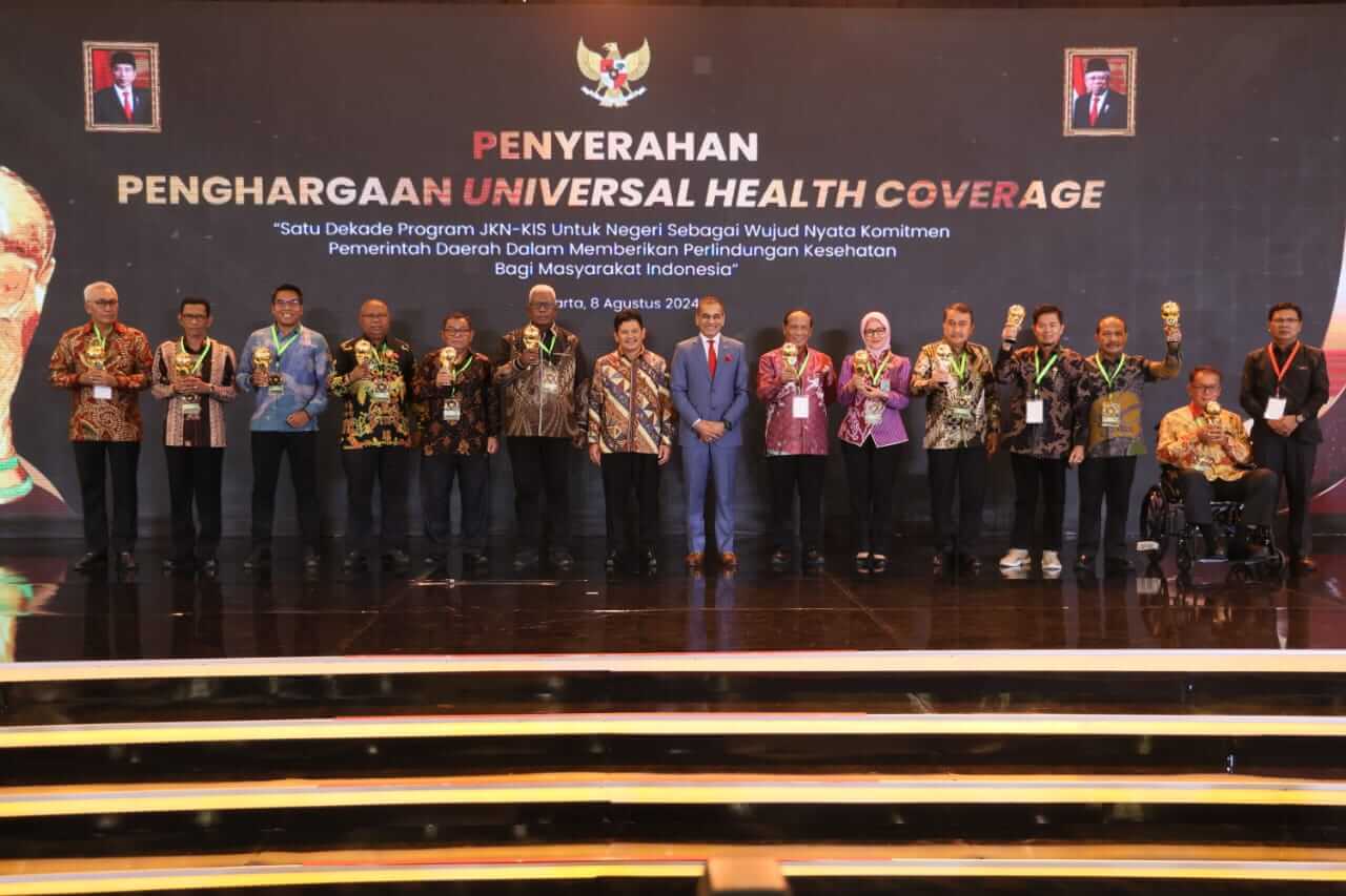 Wabup Bima, Dahlan M Noer dan Direktur Utama BPJS Kesehatan, Ghufron Mukti bersama sejumlah kepala daerah foto bersama usai menerima UHC Awards dari Wapres Ma’ruf Amin di Jakarta, Kamis (8/8/2024).