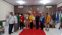 Ketua KPU Kabupaten Bima, Ady Supriadin saat menerima pendaftaran bakal calon Bupati Bima, Muhammad Putera Feryandi dan Rostiati di kantor KPU Kabupaten Bima, Rabu (29/8/2024).