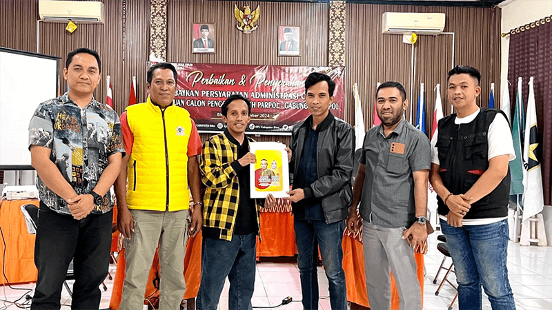 Ketua KPU Kabupaten Bima, Ady Supriadin didampingi anggota KPU Kabupaten Bima saat menerima perbaikan persyaratan administrasi dari penghubung (liaisso officer) Bapaslon Bupati dan Wakil Bupati, M Putera Feryandi-Rostiadi di kantor KPU Kabupaten Bima, Minggu (8/9/2024) malam.
