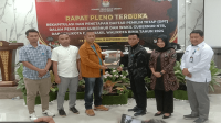 Ketua KPU Kota Bima, Suaeb didampingi sejumlah komisioner KPU Kota Bima menyerahkan Salinan berita acara penetapan DPT Kota Bima kepada penghubung calon kepala daerah dan calon wakil kepala daerah usai rapat pelno terbuka di Rumah Makan Dining Kota Bima, Kamis (19/9/2024) lalu. Foto MR/ Berita11.com.
