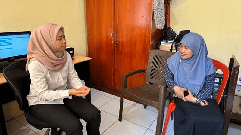 Kepala BPJS Kesehatan Cabang Bima, Tati Haryati Denawati berbincang dengan petugas pelayanan SKCK saat kunjungan di Mako Polres Bima Kota, Selasa (19/8/2024). Kunjungan tersebut dalam ranga memastikan implementasi Peraturan Polri Nomo 6 Tahun 2023 terlaksana dengan baik.