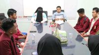 Ketua Badan Pengawas Pemilihan Umum Kabupaten Dompu, Swastari, saat menerima perwakilan aktivis mahasiswa, tahun 2023 lalu. Dokumen Berita11.com.