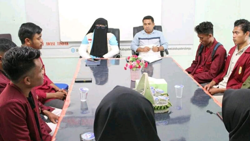 Ketua Badan Pengawas Pemilihan Umum Kabupaten Dompu, Swastari, saat menerima perwakilan aktivis mahasiswa, tahun 2023 lalu. Dokumen Berita11.com.