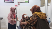 Korban saat ditangani petugas medis di Puskesmas Soromandi Kabupaten Bima sebelum dirujuk ke RSUD Bima, Jumat (13/9/2024) siang. Foto Berita11.com.