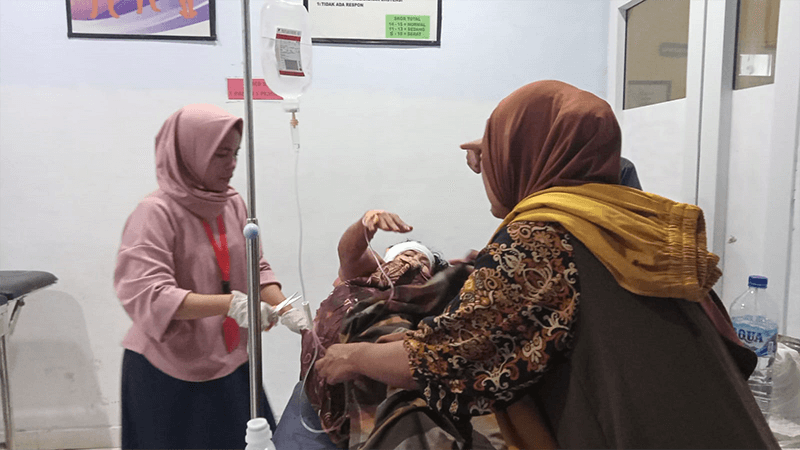Korban saat ditangani petugas medis di Puskesmas Soromandi Kabupaten Bima sebelum dirujuk ke RSUD Bima, Jumat (13/9/2024) siang. Foto Berita11.com.