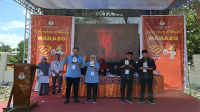 Kedua Pasangan Calon Bupati Bima periode 2024-2029 menunjukan hasil pengundian nomor urut yang diselenggarakan di kantor KPU Kabupaten Bima, Senin (24/9/2024).