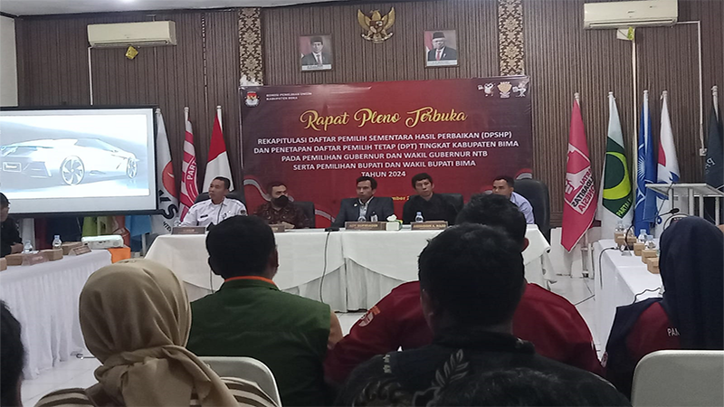 Suasana rapat pleno terbuka rekapitulasi DPSHP dan penetapan daftar pemilih tetap (DPT) pada pemilihan Gubernur dan Wakil Gubernur NTB serta pemilihan Bupati dan Wakil Bupati Bima tahun 2024 di aula kantor KPU Kabupaten Bima, Kamis (19/9/2024). Foto Fitri/ Berita11.com.