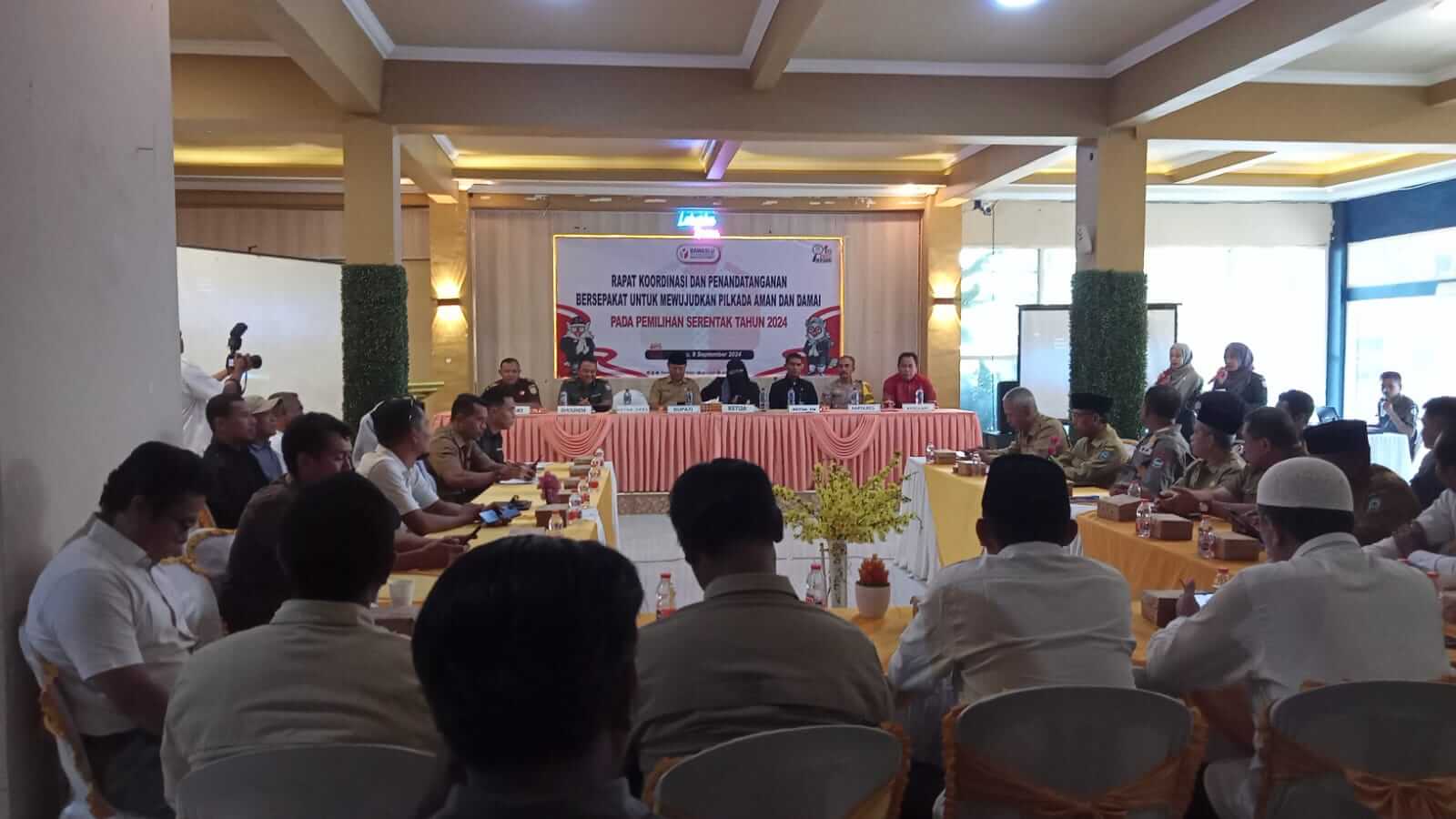 Suasana Rakor dan penandatanganan nota kesepahaman mewujudkan Pilkada aman dan damai yang digelar Bawaslu Kabupaten Dompu di Cafe Laberca, Jl Sekh Muhammad Keluranan Bali Kabupaten Dompu, Senin (9/9/2024) pagi. Foto Fitri/ Berita11.com.