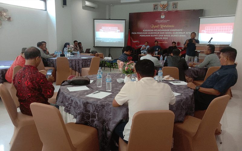 Suasana rakor kebijakan pelaksanaan kampanye pada pemilihan Gubernur dan Wakil Gubernur NTB, pemilihan Bupati dan Wakil Bupati Bima tahun 2024 yang digelar KPU Kabupaten Bima di Hotel Marina Inn Kota Bima, Jumat (20/9/2024). Foto MR/ Berita11.com.