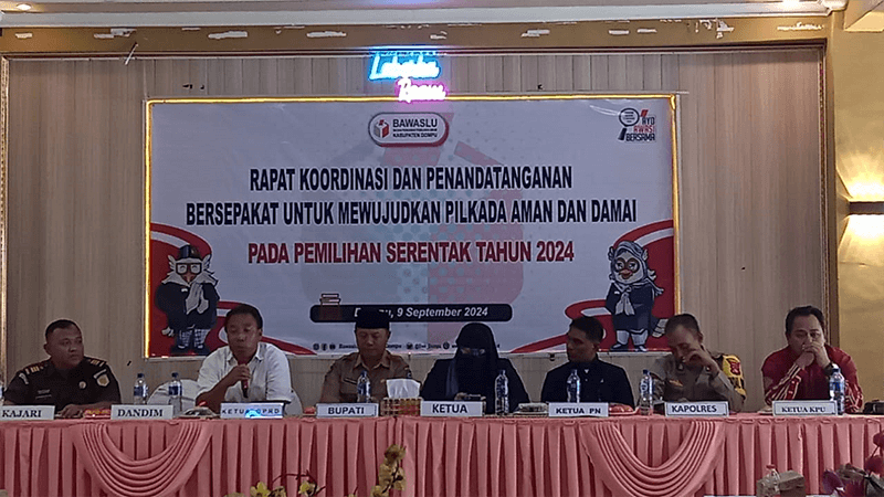 Ketua Bawaslu Kabupaten Dompu, Swastari didampingi Ketua KPU Kabupaten Dompu dan Sejumlah anggota Forkopimda saat Rakor di Cafe Laberca Kabupaten Dompu, Senin (9/9/2024). Foto Fitri/ Berita11.com.