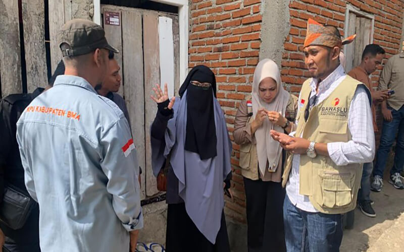 Ketua Bawaslu Dompu, Swastari HAZ, didampingi Ketua Panwascam Dompu, Muhammad Azwar saat melakukan monitoring Coklit Rabu (10/7/2024) lalu.