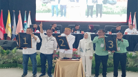 Tiga pasangan calon Wali Kota dan Wakil Wali Kota Bima periode 2024-2029 menunjukan nomor urut hasil pengundian yang digelar KPU Kota Bima di Paruga Nae Convention Hall, Senin (23/9/2024). Foto MR/ Berita11.com.