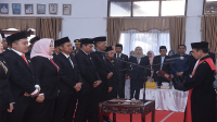 Suasana pelantikan dan pengambilan sumpah anggota DPRD Kabupaten Bima periode 2024-2029 di ruang rapat utama DPRD Kabupaten Bima, Rabu (25/9/2024).