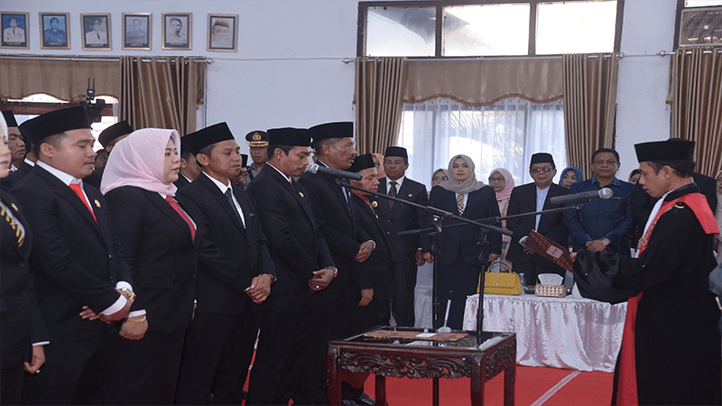Suasana pelantikan dan pengambilan sumpah anggota DPRD Kabupaten Bima periode 2024-2029 di ruang rapat utama DPRD Kabupaten Bima, Rabu (25/9/2024).