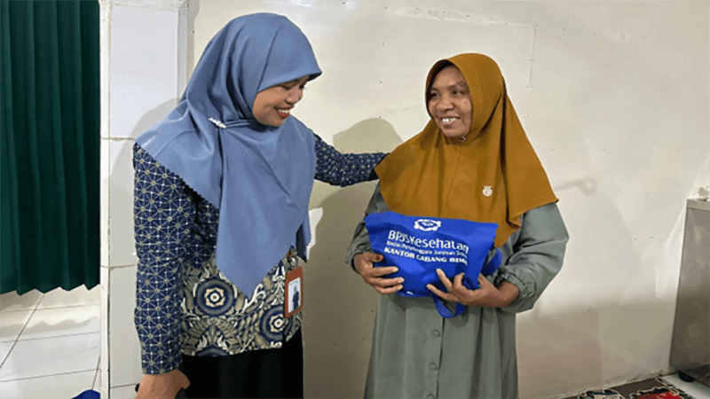 Kepala BPJS Kesehatan Cabang Bima, Tati Haryati Denawati saat bertemu dengan Faridah kerabat pasien asal asal Kelurahan Ntobo Kota Bima yang puas dengan pelayanan petugas kesehatan dan merasakan manfaat dari Program JKN.