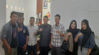 Foto bersama Ketua AJI Mataram Muhammad Kasim, Wakil Koordinator Mafindo NTB Romadhoni Putra, perwakilan LSBH Mataram serta Koordinator Komite Keselamatan Jurnalis (KKJ) NTB Haris Mahtul dan Ketua Bawaslu Provinsi NTB, Itratip, Senin (21/10/2024).