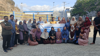 Foto bersama dosen STKIP Taman Siswa dan dosen STIPAR Soromandi di sela pendampingan kelompok Sekolah Perempuan La Rimpu di Desa Roka Kecamatan Belo Kabupaten Bima. Kegiatan ini merupakan bagian dari hibah PKM (Program Kemitraan Masyarakat) yang dilaksanakan dosen kedua perguruan tinggi ini.