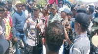 Kapolsek Donggo, Inspektur Satu Nazarudin, saat turun langsung mengamankan unjuk rasa dan melakukan penggalangan terhadap massa, Rabu (23/10/2024).