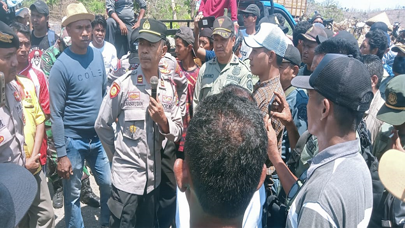 Kapolsek Donggo, Inspektur Satu Nazarudin, saat turun langsung mengamankan unjuk rasa dan melakukan penggalangan terhadap massa, Rabu (23/10/2024).