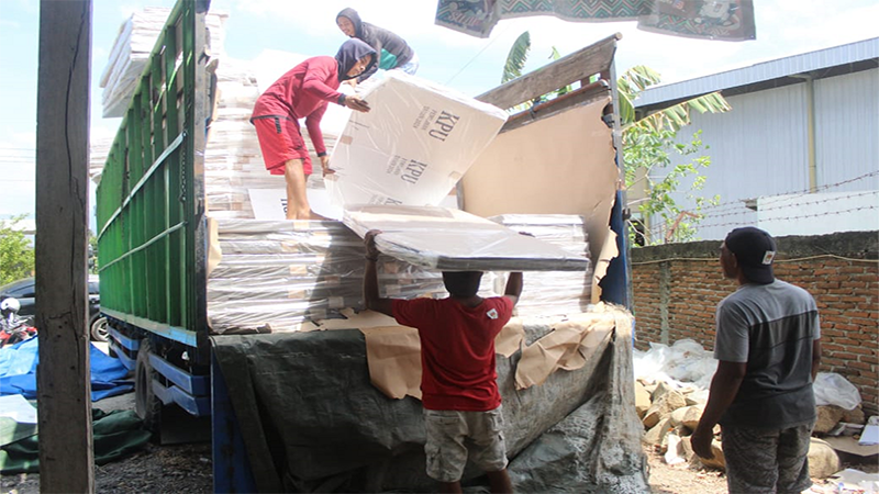 Ribuan logistic Pilkada saat tiba di Gudang logistik KPU Kabupaten Bima, Selasa (1/10/2024).