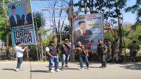 Ketua dan anggota Bawaslu bersama komisioner KPU Kabupaten Bima mengawasi proses eksekusi alat peraga dan bahan kampanye liar yang di luar ketentuan oleh personal Satuan Polisi Pamong Praja di sekitar Bandara Sultan Muhammad Salahuddin Bima, Rabu (23/10/2024).
