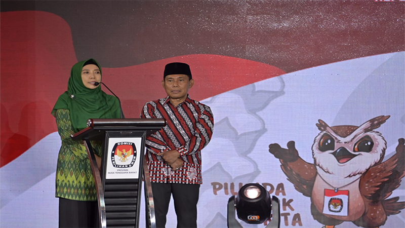Rohmi-Firin saat tambil dalam debat perdana pemilihan Gubernur dan Wakil Gubernur Provinsi NTB tahun 2024 telah berlangsung Rabu (23/10/2024) malam.