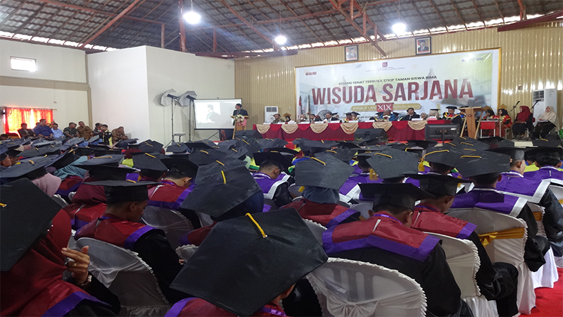 Suasana prosesi wisuda Angkatan XIX STKIP Taman Siswa Bima di Auditorium Sudirman, Senin (29/10/2024).