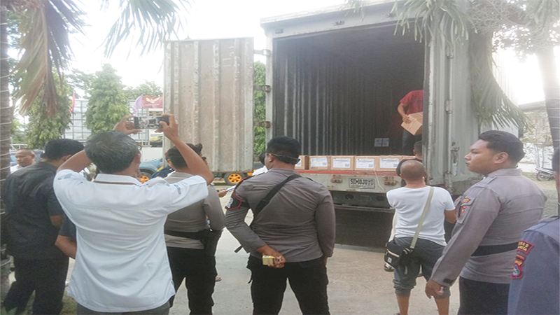 Proses bongkar logistic Pilkada 2024 saat tiba di kantor KPU Kota Bima, Jl Gajah Mada Kelurahan Penatoi Kota Bima, Senin (22/10/2024). Foto MR/ Berita11.com.