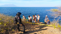 Aparat Kepolisian Sektor Wera melakukan olah tempat kejadian perkara, lokasi sekitar tewasnya nelayan yang menggunakan bom ikan di Kecamatan Wera Kabupaten Bima, Selasa (9/10/2024) siang.