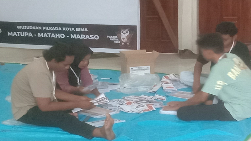 Kegiatan penyortiran dan pelipatan surat suara untuk Pligub NTB di Gudang logistic KPU Kota Bima.