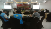 Suasana rapat koordinasi lanjutan persiapan debat terbuka pertama pasangan calon Wali Kota dan calon Wakil Wali Kota Bima tahun 2024 yang digelar KPU Kota Bima di Rumah Dining, Jl Gatot Soebroto Keluhanan Penatoi Kota Bima, Jumat (25/10/2024) malam.