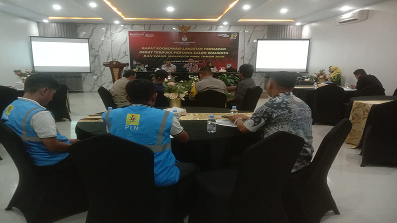Suasana rapat koordinasi lanjutan persiapan debat terbuka pertama pasangan calon Wali Kota dan calon Wakil Wali Kota Bima tahun 2024 yang digelar KPU Kota Bima di Rumah Dining, Jl Gatot Soebroto Keluhanan Penatoi Kota Bima, Jumat (25/10/2024) malam.
