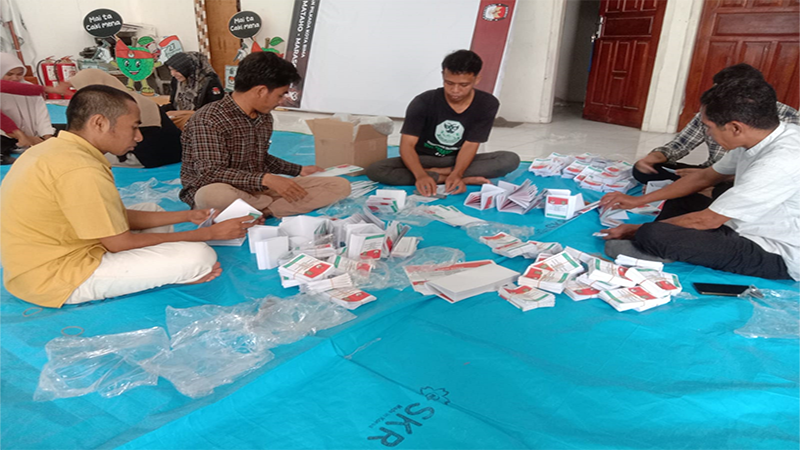 Kegiatan penyortiran dan pelipatan surat suara untuk pemilihan Wali Kota dan Wakil Wali Kota Bima Pilkada 2024 di Gudang Logistik KPU Kota Bima, Rabu (30/10/2024).