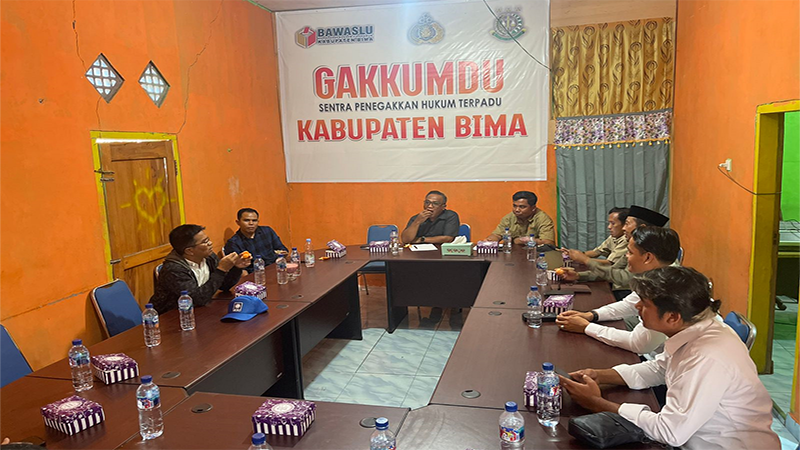 Suasana rapat pembahasan penerbitan alat peraga kampanye yang digelar di Sekretariat Sentra Penegakan Hukum Terpadu (Gakumdu) Kabupaten Bima di Desa Talabiu Kecamatan Woha Kabupaten Bima, Senin (21/10/2024).