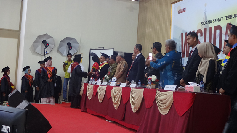 Suasana Wisuda Angkatan XIX STKIP Taman Siswa Bima di Auditorium Sudirman, Senin (28/10/2024).