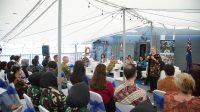 Duta Besar Australia untuk Indonesia, Penny Williams PSM saat membuka Seminar Perempuan, Perdamaian, dan Keamanan bagi para pemimpin baru di sektor keamanan, penegakan hukum, dan pembangunan perdamaian di Indonesia.