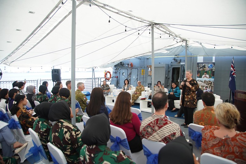 Duta Besar Australia untuk Indonesia, Penny Williams PSM saat membuka Seminar Perempuan, Perdamaian, dan Keamanan bagi para pemimpin baru di sektor keamanan, penegakan hukum, dan pembangunan perdamaian di Indonesia.
