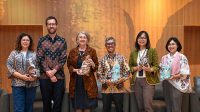 Foto bersama narasumber di sela kegiatan panel di Jakarta.