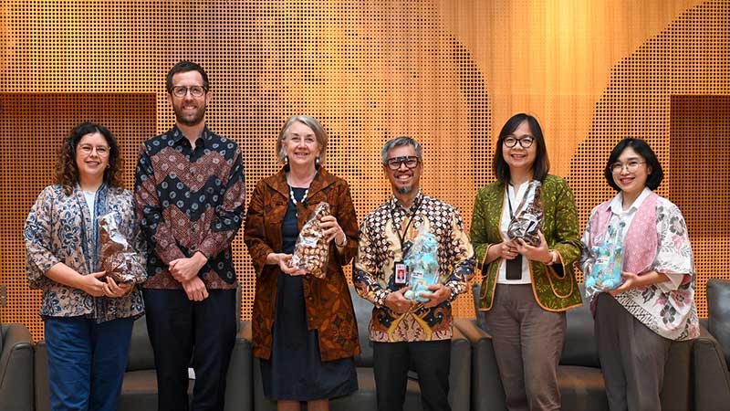 Foto bersama narasumber di sela kegiatan panel di Jakarta.