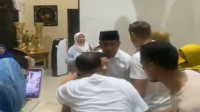Pasangan calon Bupati dan Wakil Bupati Bima, Ady Mahyudi dan dr H Irfan menyambut simpatisan dan pendukungnya yang menyampaikan selamat atas keunggulan hasil penghitungan perolehan suara pada Pilkada 2024 Kabupaten Bima. SC Berita11.com.
