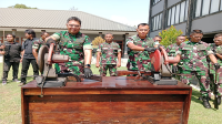 Komandan Kodim 1608/Bima, Letkol Inf Andi Lulianto didampingi Kasdim Bima Mayor Inf. Asep Okinawa memusnahkan barang bukti hasil operasi teritorial dan cipkon dua tahun terakhir di halaman Makodim Bima, Senin (25/11/2024). Foto MR/ Berita11.com.